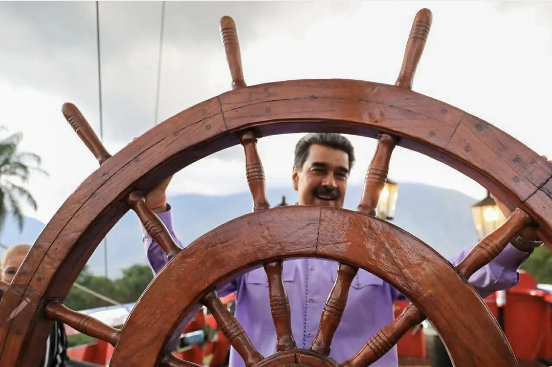 Maduro tiene el timón.
